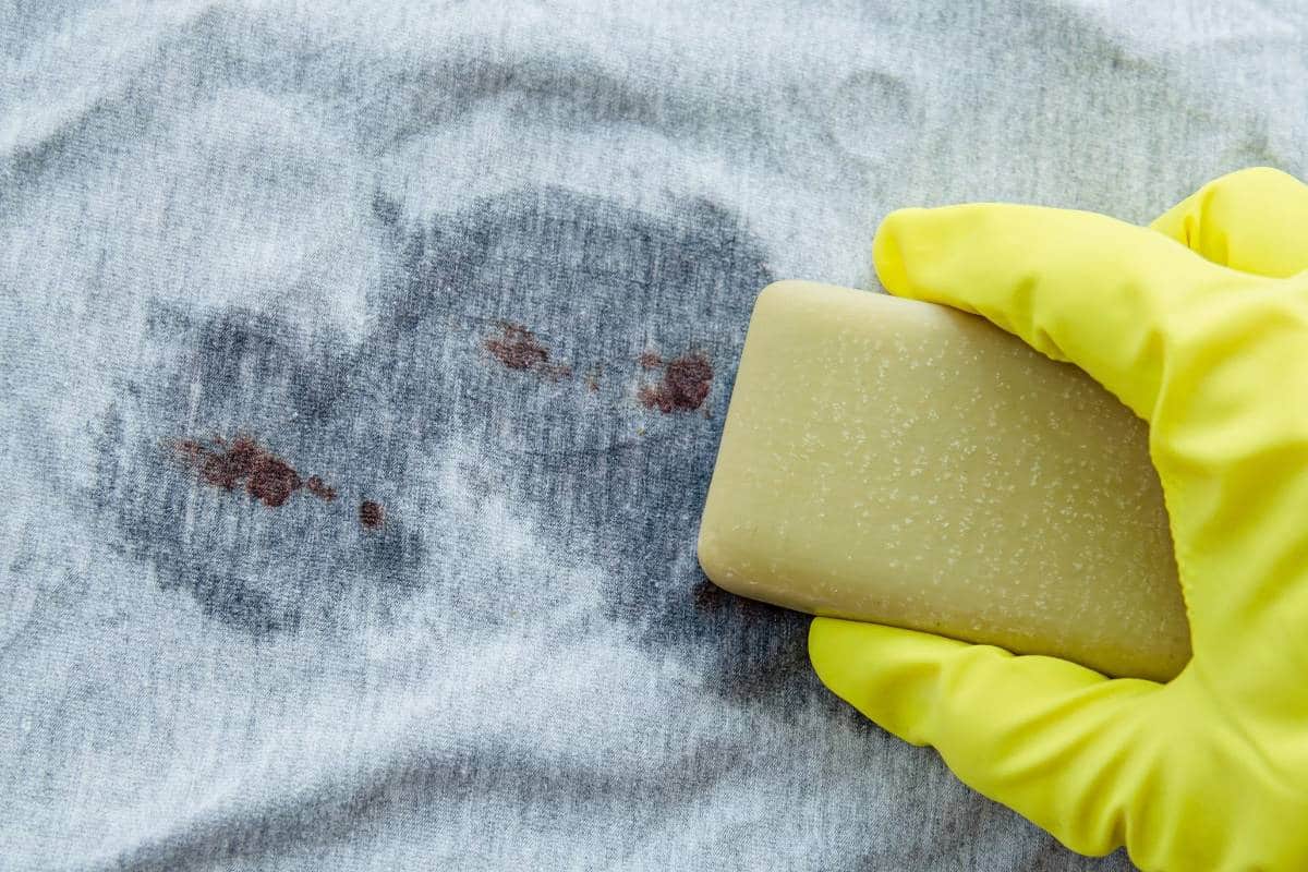 Se fehérítő, se szódabikarbóna: Egyszerű trükk a legmakacsabb foltok eltávolítására a ruhákból