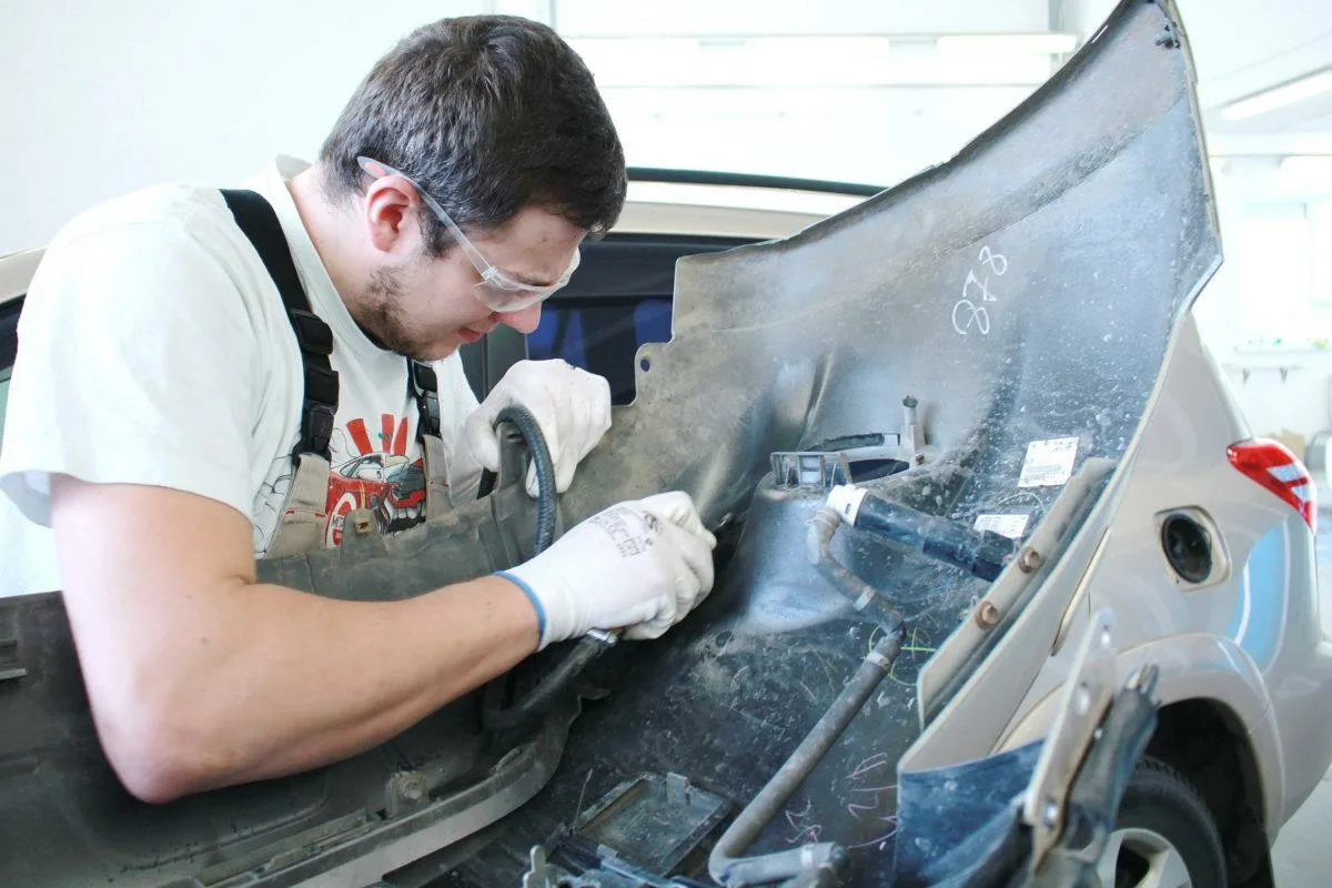 A részlet, ami elárulja, ha egy autó balesetes volt: Újszerűen nézhet ki, de ez az ellenőrzés leleplezi!