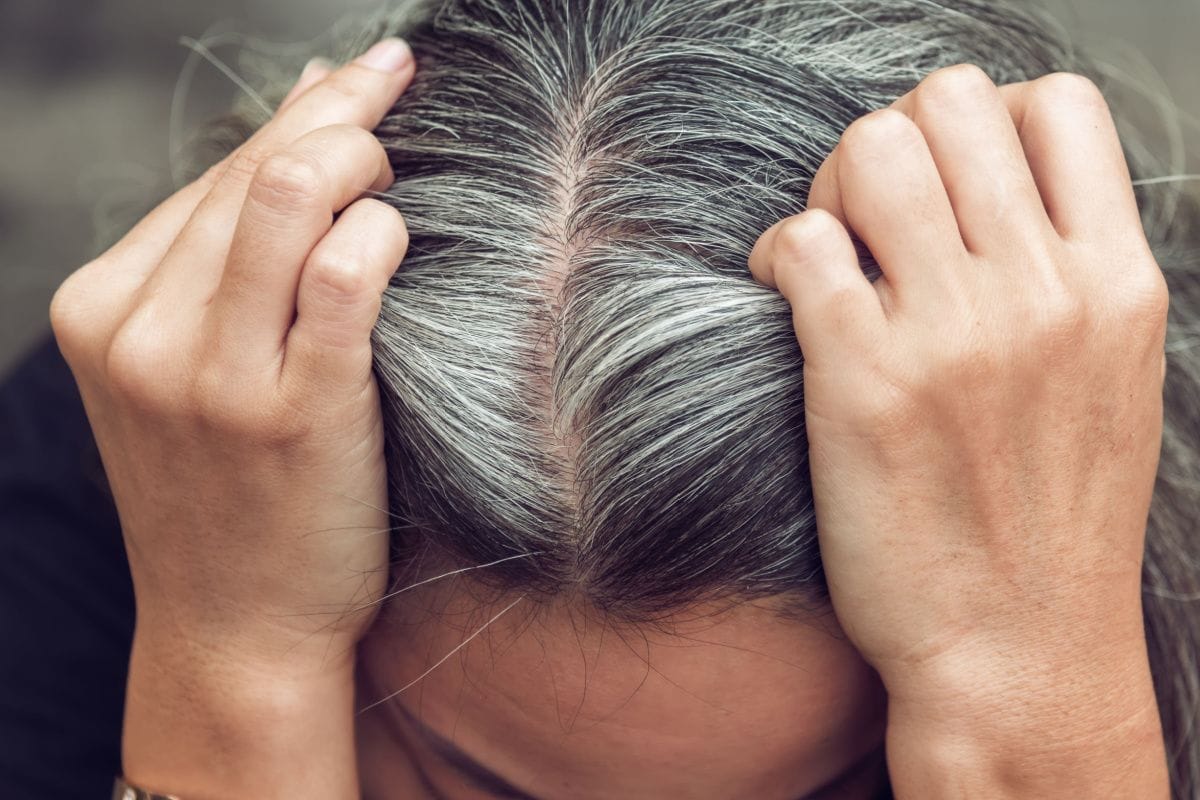 Hogyan tüntetheted el az ősz hajszálakat egy olcsó, hajápoló természetes festékkel