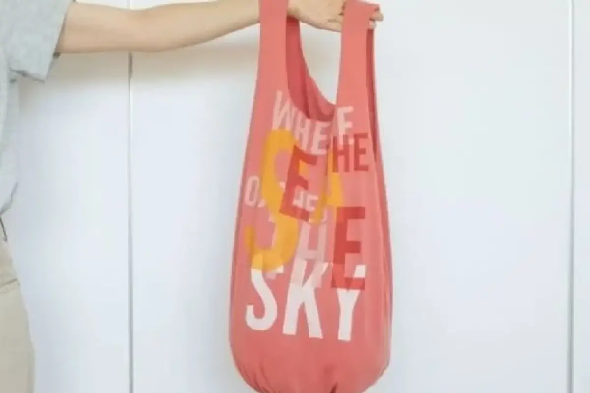 Kreatív újrahasznosítás: egyedi táska pólókból