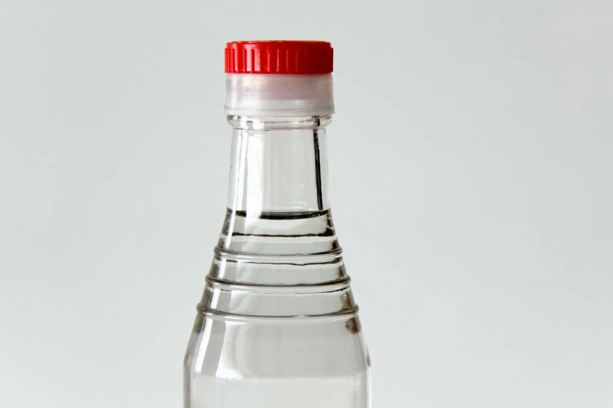 Se Klór, Se Szódabikarbóna: Így Távolítsd El a Sötét Foltokat a Fehér Ruhákról