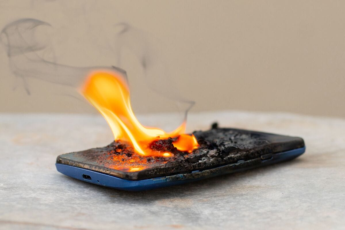 Miért nem szabad soha a telefont az ágyon hagyni? A szakértők elárulják a valódi okot