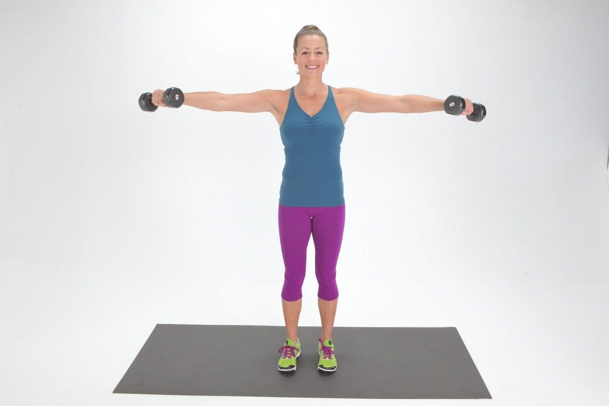 Mondj búcsút a „denevérszárnyaknak” két kis súlyzóval: Ez a kulcsgyakorlat