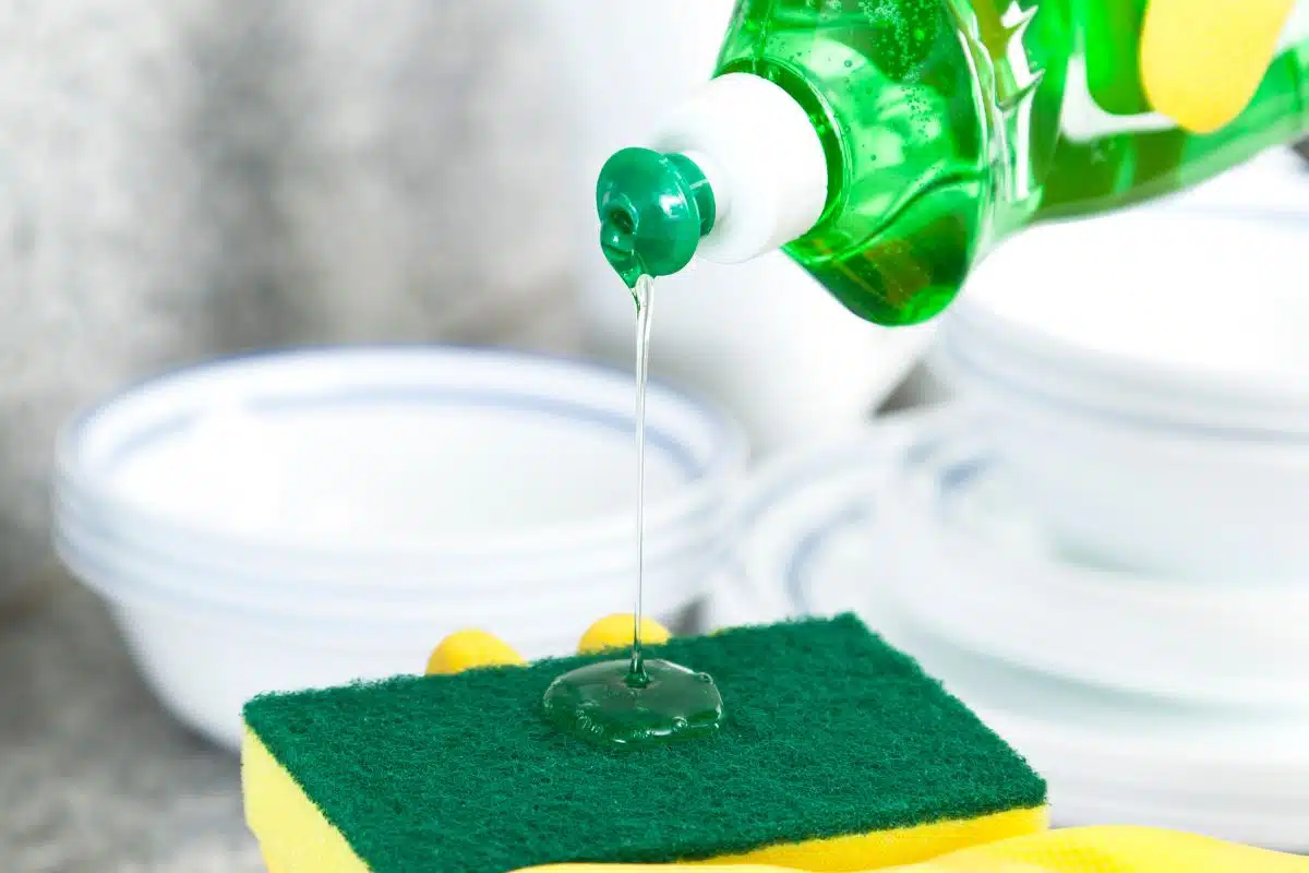 Viszlát a zsírfoltoknak: A jégkockás trükk, amely örökre eltünteti őket a ruháidról