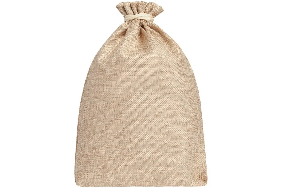 Asztaldísz újjáélesztése: Elegáns és rusztikus dekoráció régi vászontáskából