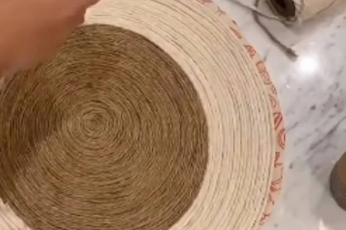 Asztaldísz újjáélesztése: Elegáns és rusztikus dekoráció régi vászontáskából