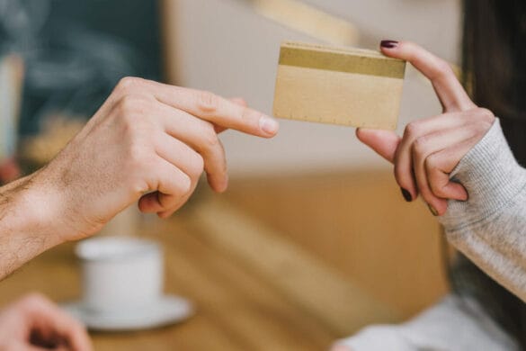 Adhatod-e át valakinek a bankkártyádat, és mi lehet ennek a következménye Magyarországon?