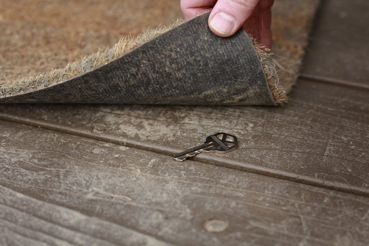 Öt hely, ahová soha ne rejtsd a kulcsodat – igen, a virágcserép a három legrosszabb között van!