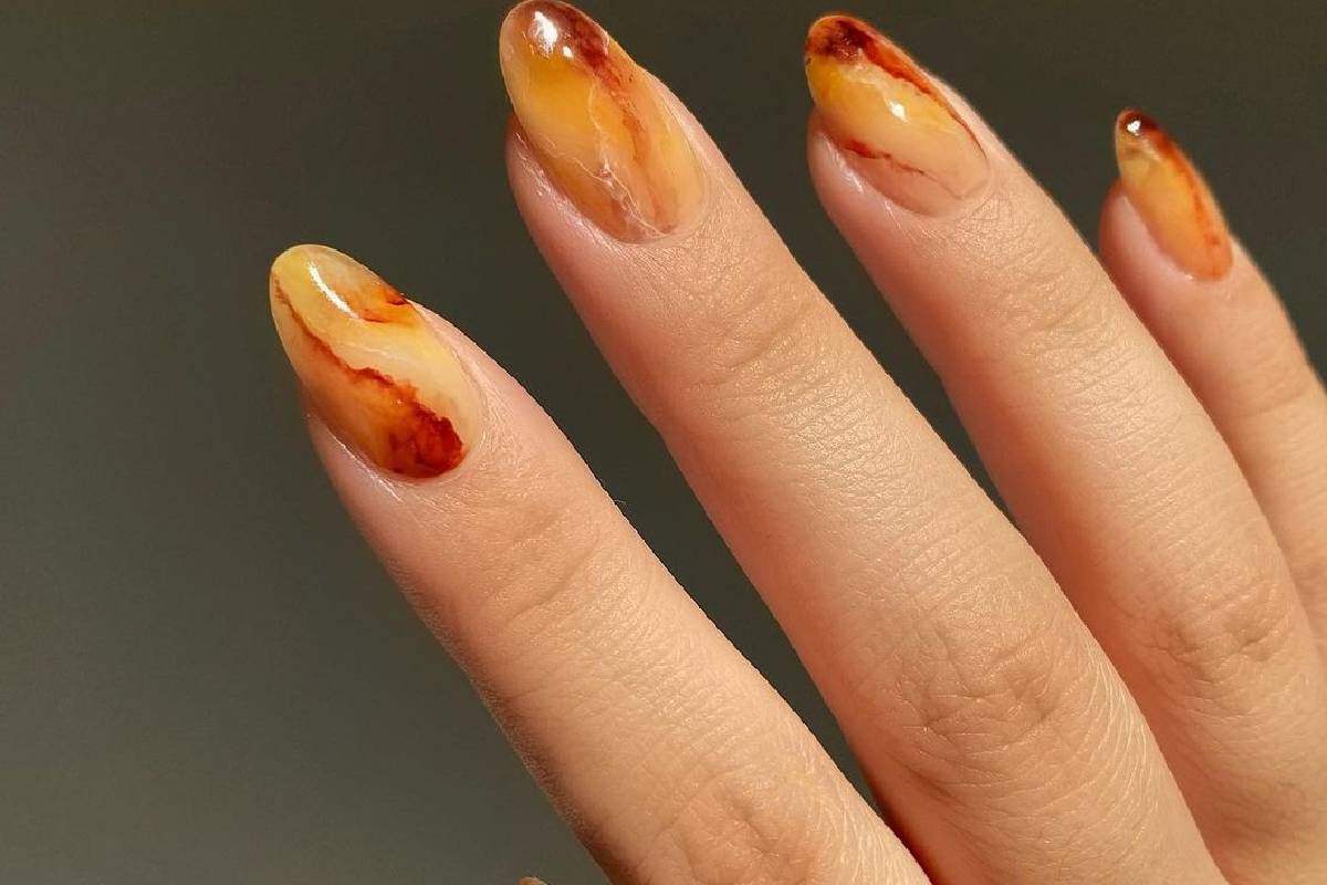 Próbáld ki a boho manikűr meleg árnyalatokkal: a természet és az egyedi stílus tökéletes harmóniája