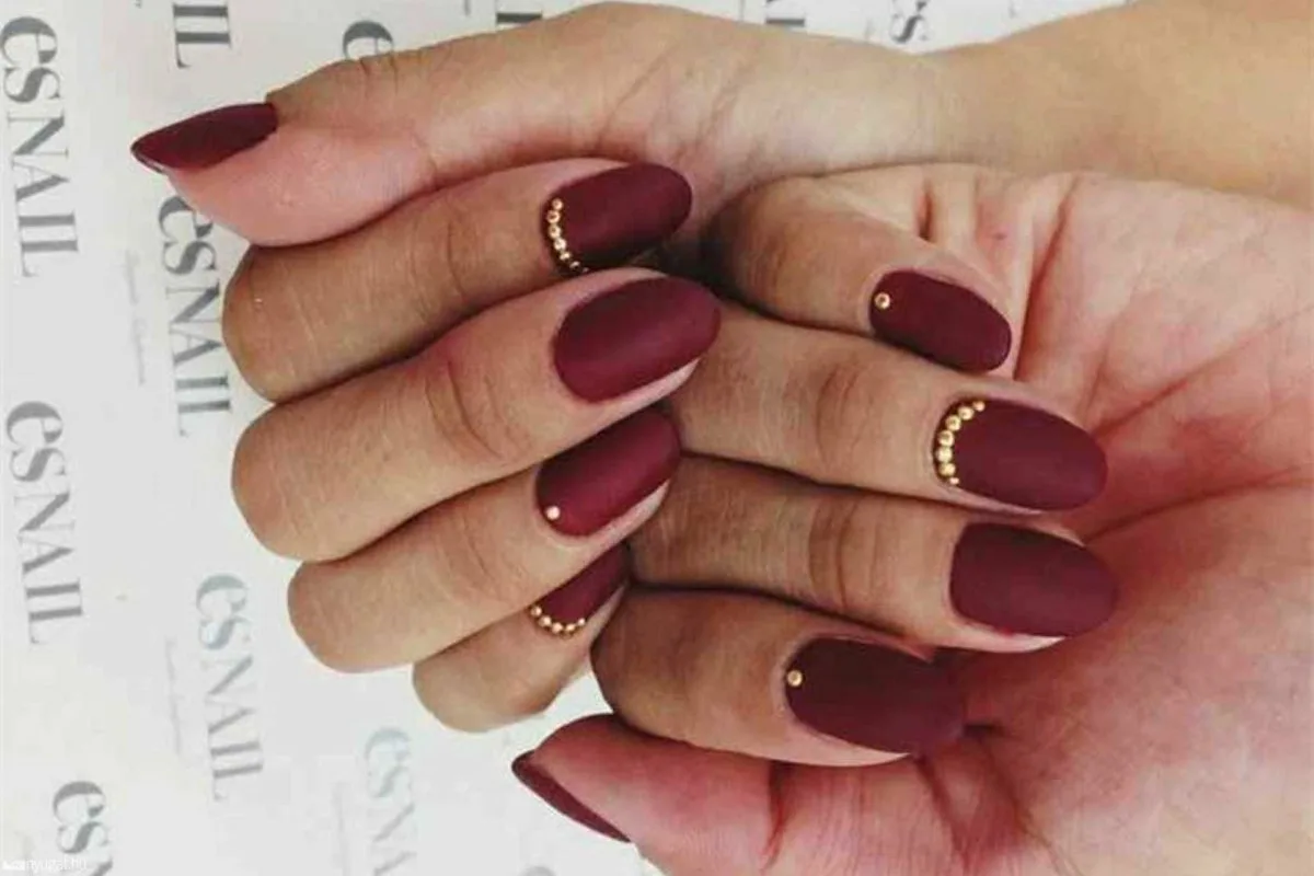 Ha Lenyűgöző Manikűrt Szeretnél, a Bordó a Tökéletes Választás: Nail Art Ötletek az Év Legstílusosabb Színével