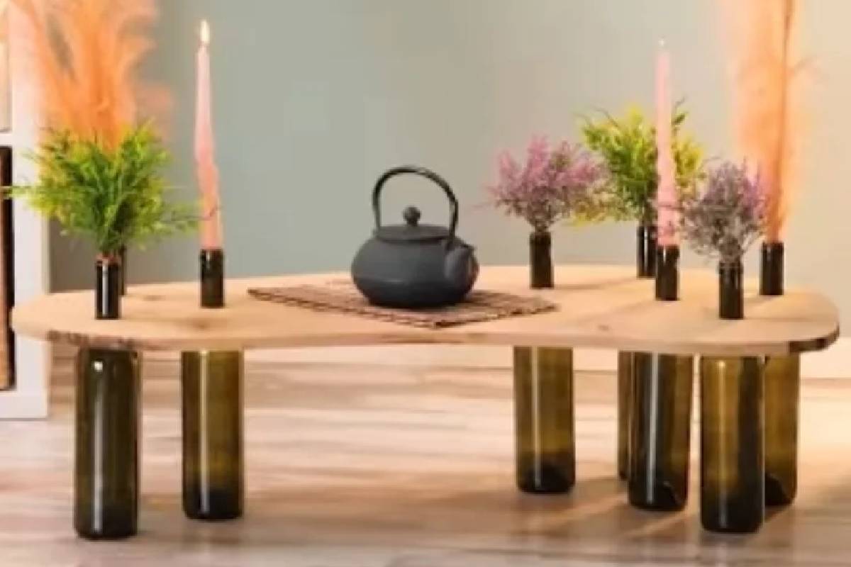 Ne Dobd Ki az Üres Borosüvegeket: Készíts Belőlük és Egy Fa Deszkából Menő Vintage Asztalt a Nappalidba!