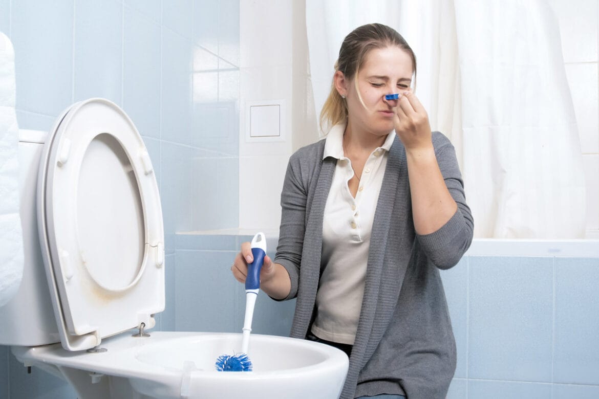 Hogyan tüntesd el a csatornaszagot a vécéből egyetlen eszközzel?