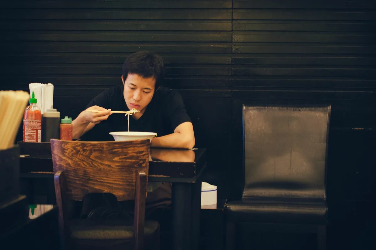 Mit jelent, ha valaki egyedül eszik étteremben Magyarországon? – Pszichológiai és kulturális nézőpont