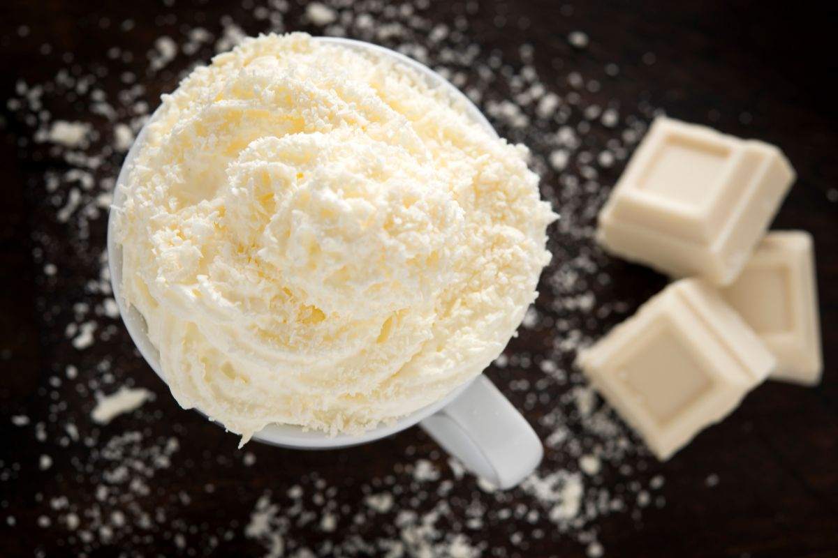 Készíts isteni fehér csokoládés mousse-t 15 perc alatt, mindössze 4 hozzávalóból