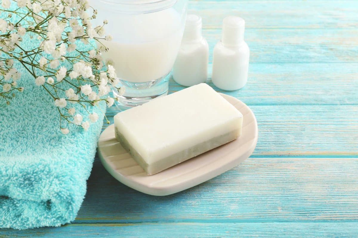 Miért hagyja a fehér szappan kézi mosása olyan tisztának és foltmentesnek a ruhákat? 5 hasznos tipp