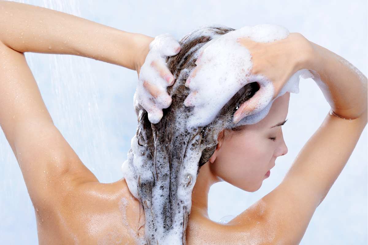 Nem hetente egyszer, nem kétnaponta: Milyen gyakran moss hajat nyáron a bőrgyógyász szerint?