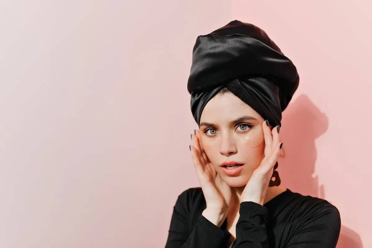 Hogyan óvd a hajad alvás közben? Miért érdemes összegyűjtve aludni?