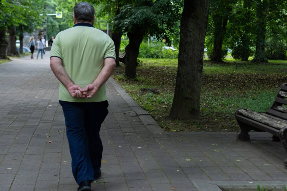 Mit jelent a pszichológia szerint, ha valaki a háta mögött összefogott kézzel sétál?