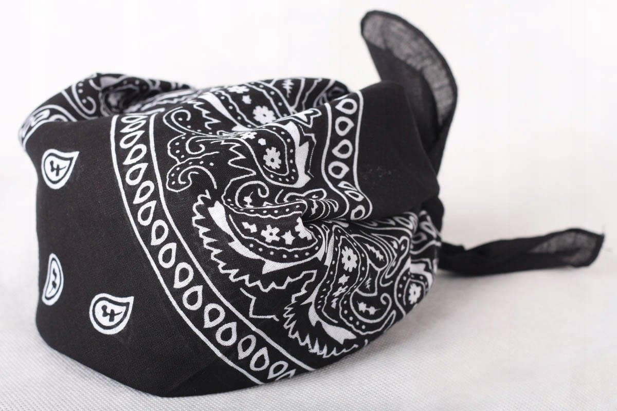 Váratlan divattrend újjáélesztése: merész és vibráló szett egy retró kiegészítővel