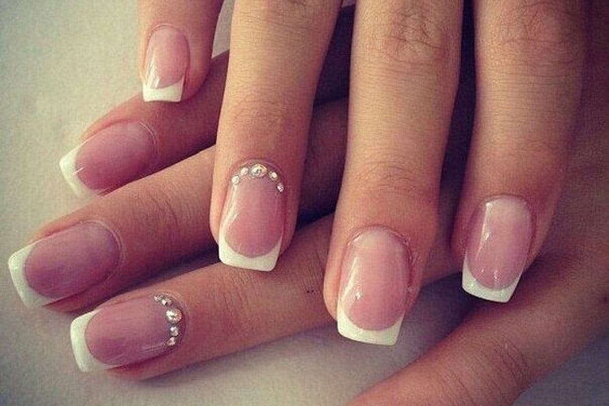 Próbáld ki a köves manikűrt: Elegáns, ragyogó és trendi körömdizájn