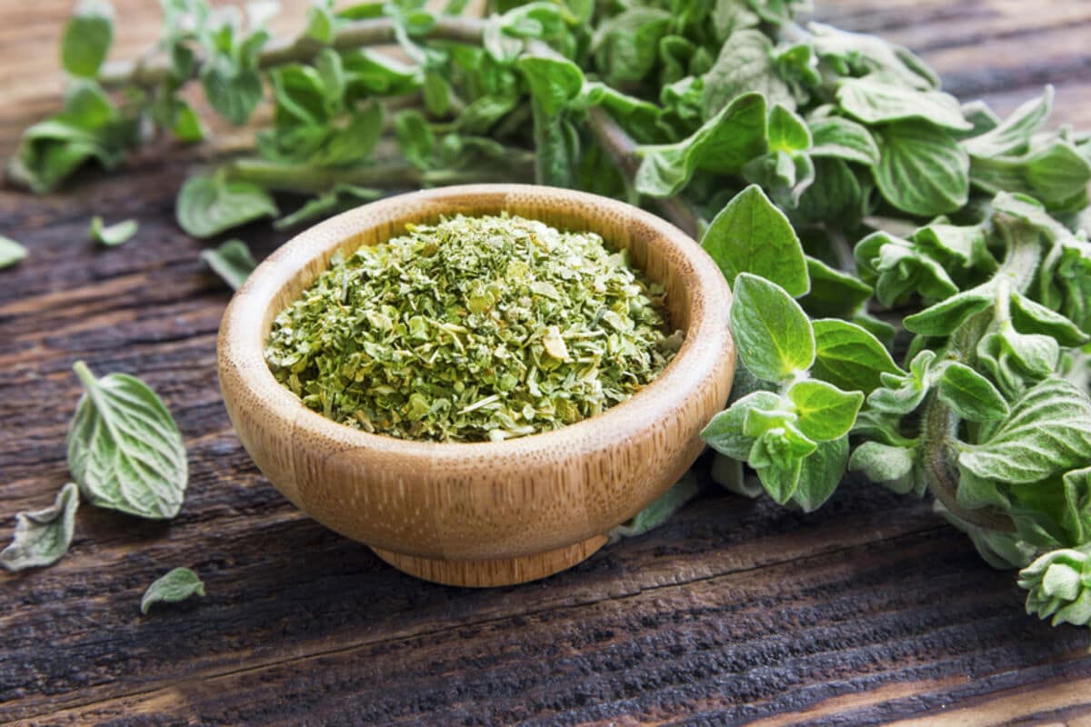 Lábmosás fokhagymával és oregánóval: Mire jó, és miért ajánlják a szakértők?