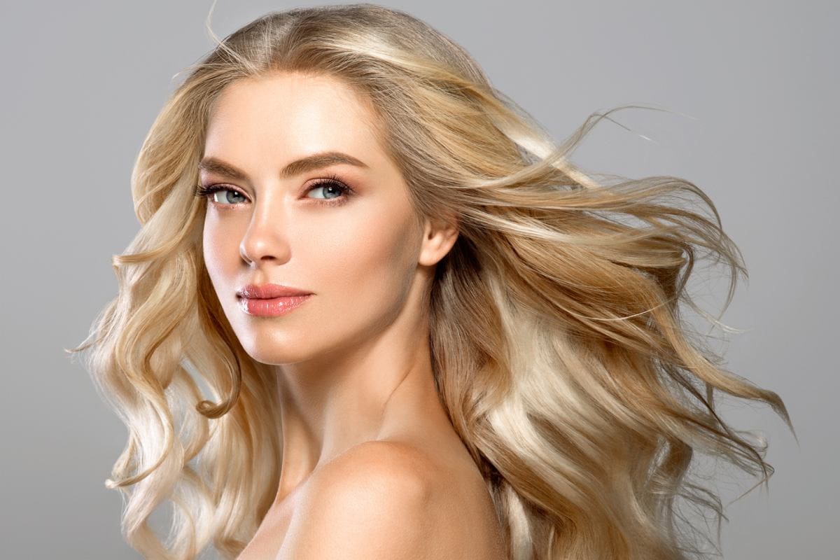 Melyik hajszín a legkönnyebben fenntartható és divatos 2025 nyarán? Szakértő fodrász válaszol