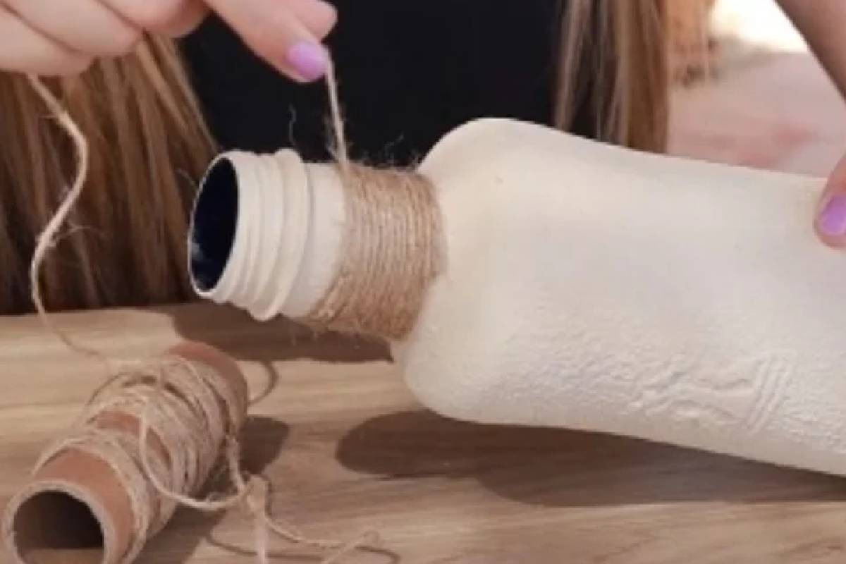 Egyszerű és elegáns: Készíts vintage stílusú vázát egyetlen műanyag palackból