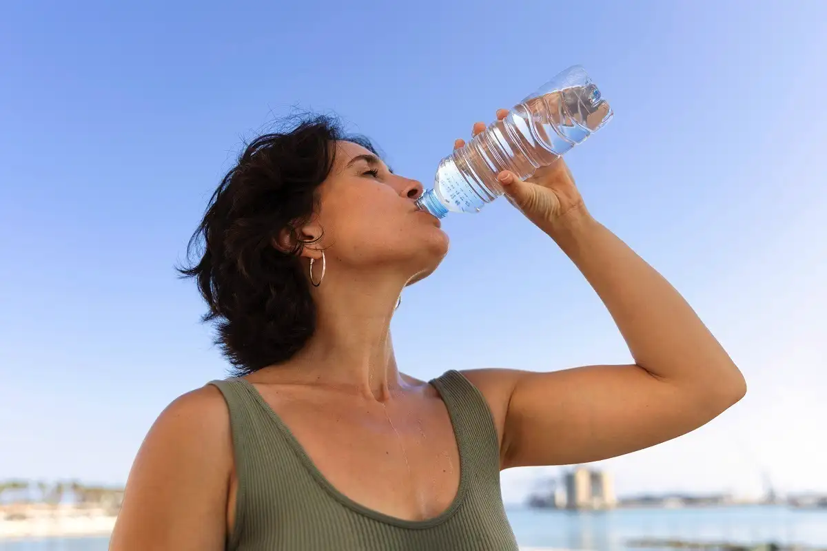 Felejtsd el a narancsbőrt ezzel az otthoni edzésrutinnal súlyok nélkül