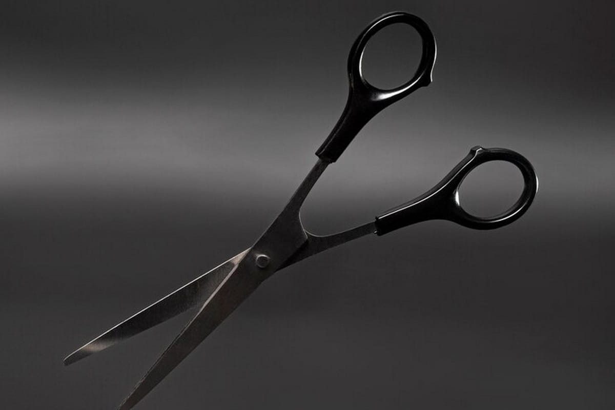 Mit jelent kereszt alakban ollót tenni az ágy alá, és mire szolgál?