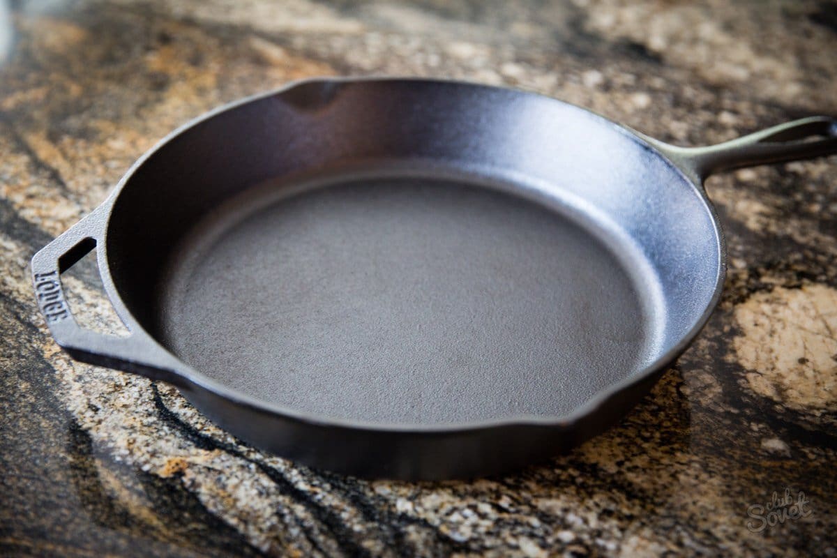 Egyszerű és megbízható módszer az öntöttvas serpenyők tisztítására, jobb, mint a szappannal