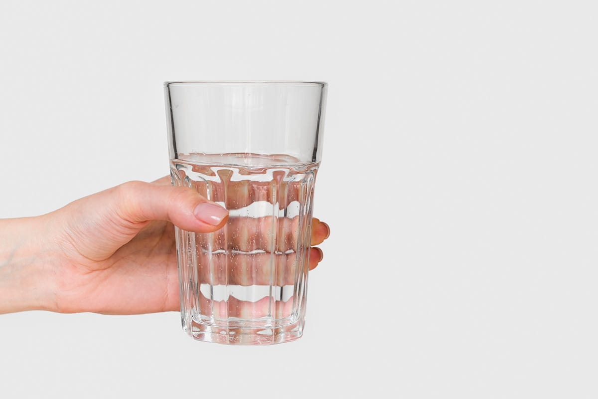 Hol kell elhelyezni egy pohár vizet és ecetet az irigység ellen a Feng Shui szerint