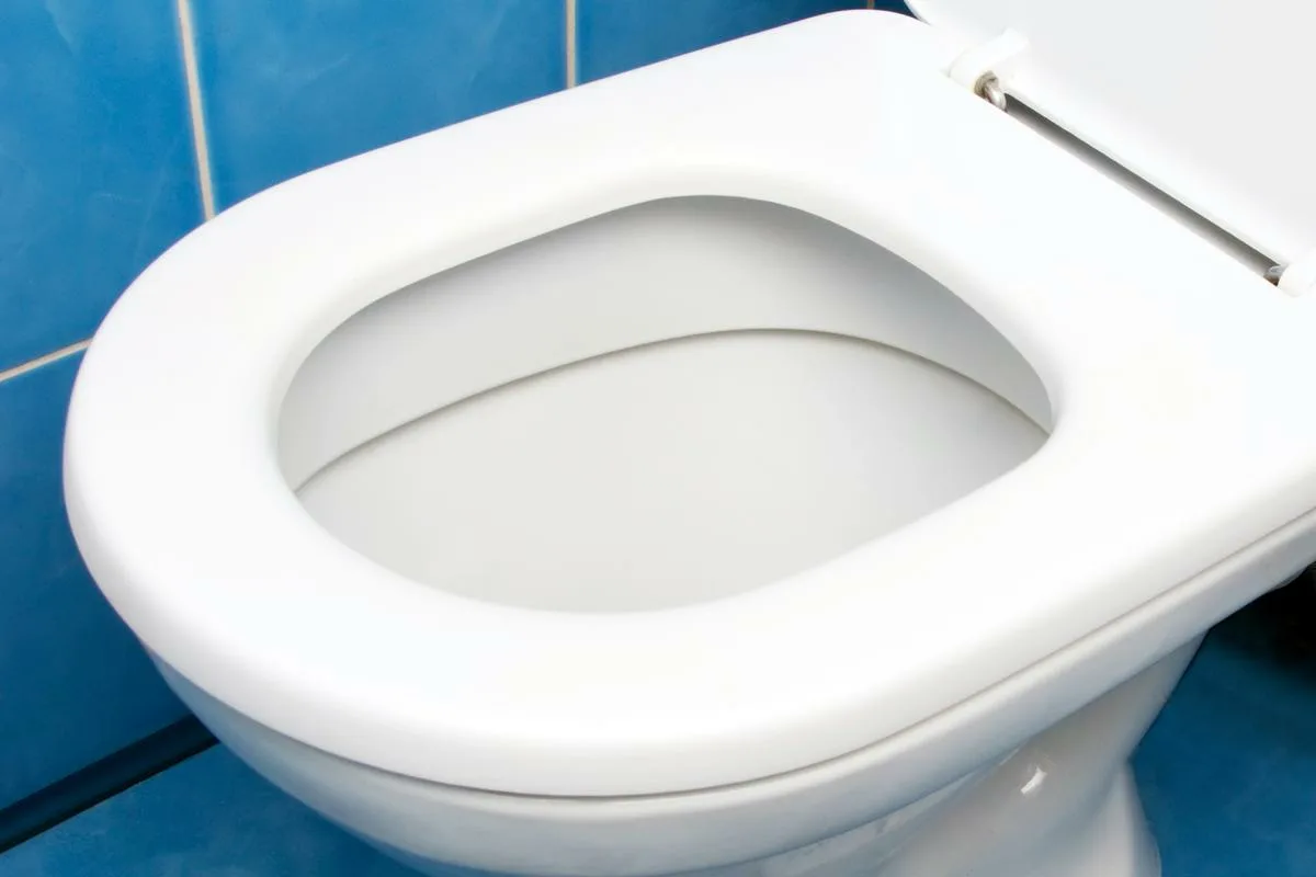 Hogyan távolítsd el a sárga foltokat a WC-ből alufóliával: meglepő, de hatékony módszer