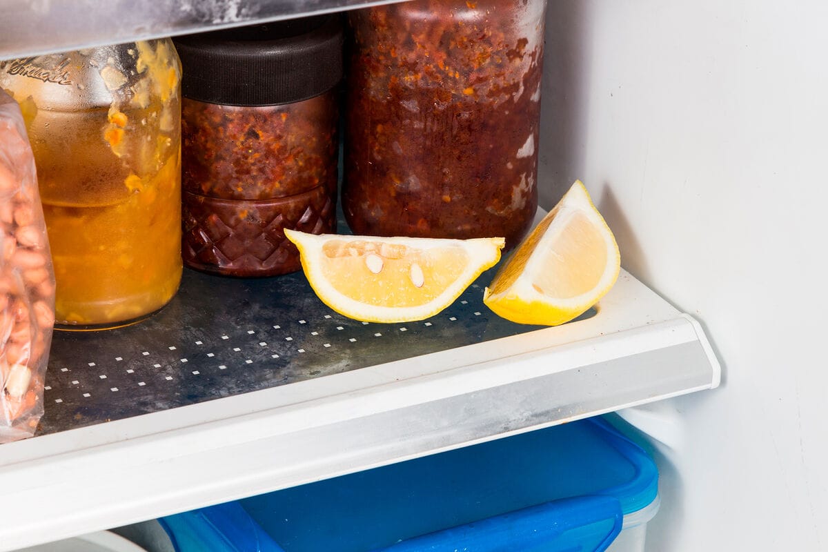 Nem csak az illat miatt: Miért érdemes citromhéjat tenni egy üvegbe?