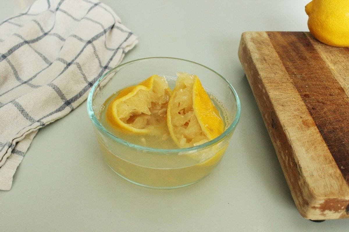 Nem csak az illat miatt: Miért érdemes citromhéjat tenni egy üvegbe?