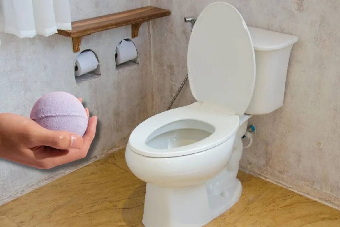 Hogyan készíts otthon vécétisztító bombát a kamrádban lévő hozzávalókból?
