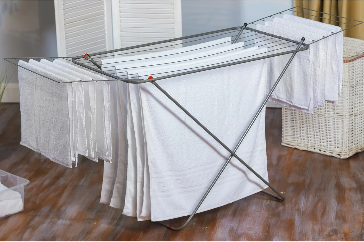 Viszlát a ruhafoltok: Hogyan újítsd fel a régi, rozsdás ruhaszárítót egy egyszerű trükkel