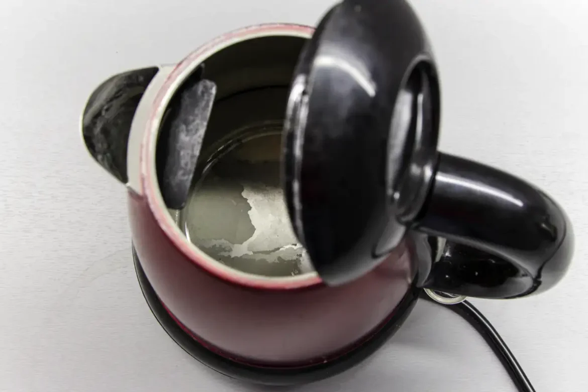 Hogyan tisztítsd meg a vízforralót vízkőtől vegyszerek nélkül? Még az elektromos modellekhez is tökéletes!