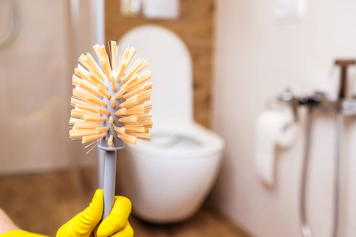 Egyszerű lépésekkel fertőtlenítsd a WC-kefét, hogy ne gyűjtse tovább a baktériumokat és vízkövet