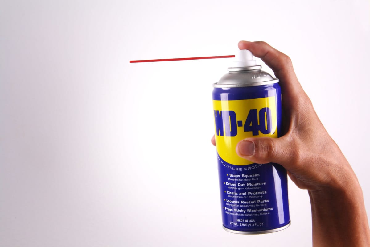 Miért fújnak WD-40-et a mosógép dobjába? Meglepő trükk, ami tényleg működik
