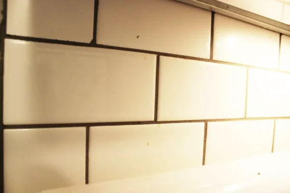 Hogyan távolítsd el a zsírt és szennyeződést a konyhai csempékről egyszerű liszttel