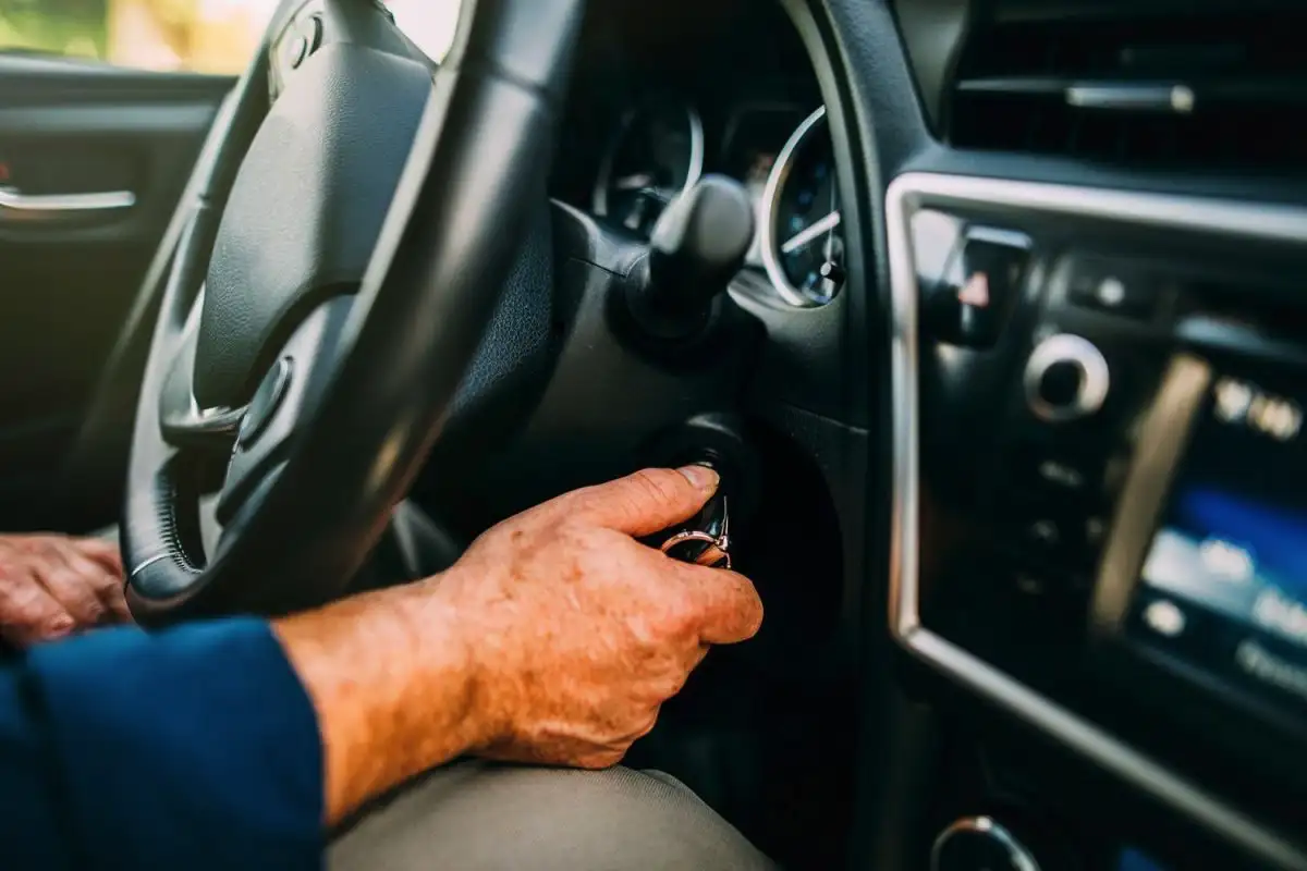 Várj, mielőtt elindulsz: Így óvhatod meg autód motorját egy egyszerű szokással