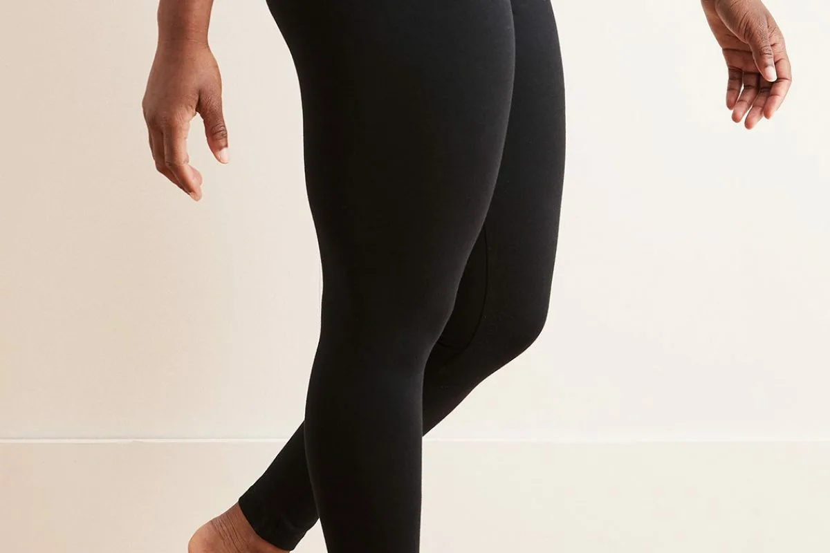 Milyen ruhát ne viselj repülőn? Szakértők figyelmeztetnek a kockázatokra