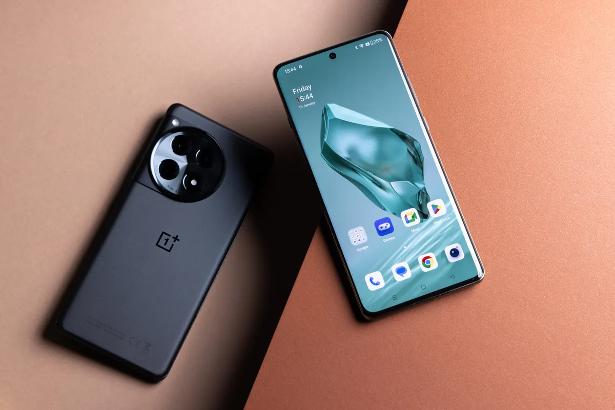 OnePlus 15: 7300 mAh-s akkuval iPhone 17 ellenfél