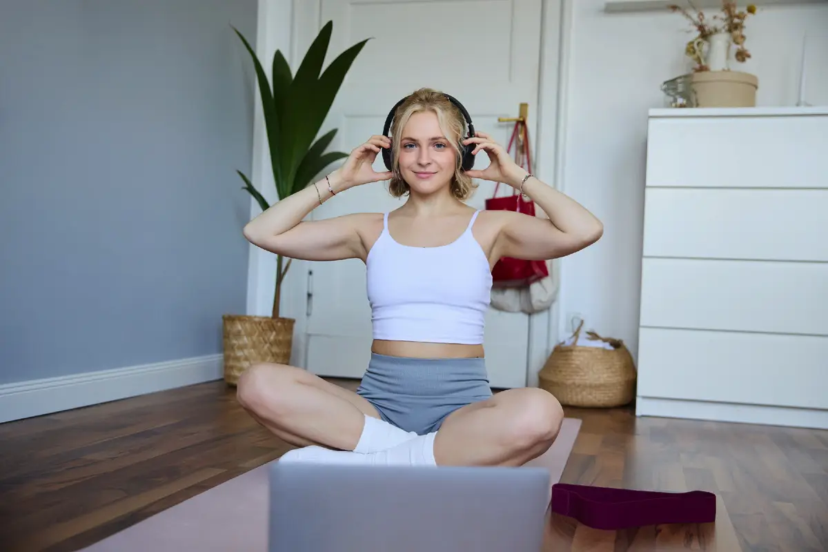 12 perces otthoni edzés: magyar verzió, felszerelés nélkül – reggelente ez tartja lendületben a napot